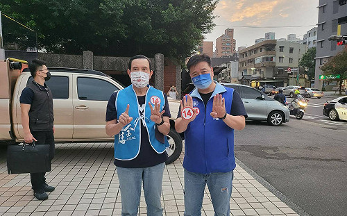 馬英九陪新北議員林金結車輛掃街 呼籲選民出來投票