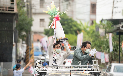 選前倒數3天 陳其邁車掃有趣互動創造直播高人氣