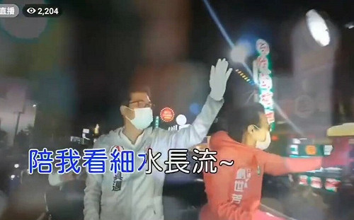 陳其邁車掃高唱卡拉ok 「深情」嗓音吸引超過2200人朝聖