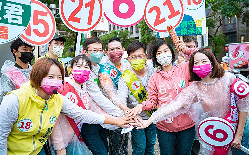 選戰倒數  林佳龍站板橋路口拜票籲堅定投票就會贏  