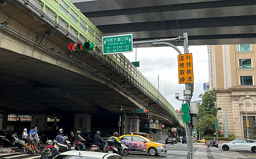 暫緩「臨停、違停」記點！王國材：緩衝期「併排違停」仍會記點