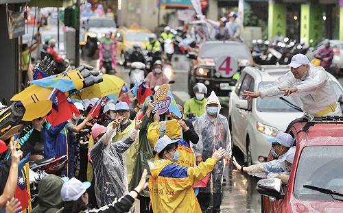 侯友宜風雨中車掃  粉絲送拳擊手套盼「拳力出擊」打拚   