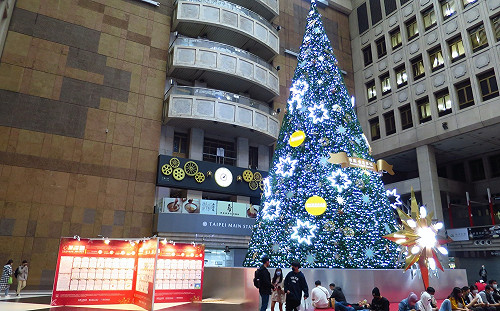 迎接浪漫耶誕！全台最高「室內聖誕樹」北車登場