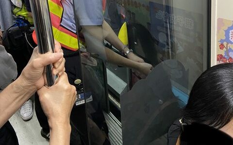 雨傘惹禍！北捷板南線上下午都出包  通勤族無奈：又壞掉了？