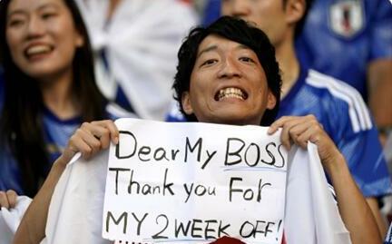 舉牌「謝謝老闆給兩週假期」FIFA 助推 這日本人暴紅 NTT出面認了 : 請享受!