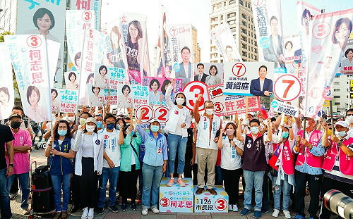 選前鐵人衝刺行程  柯志恩站路口、車掃獲熱烈歡迎