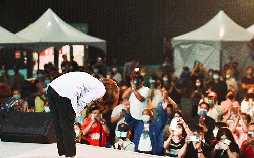 險勝！「72年來首位女縣長」周春米自行宣布當選：一起為屏東打拼 