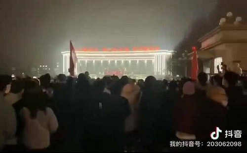 烏魯木齊後 蘭州民眾上街抗議掀翻核酸檢測亭