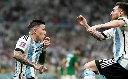 足球／Enzo進球、梅西指天致敬老馬　阿根廷足球世代傳承