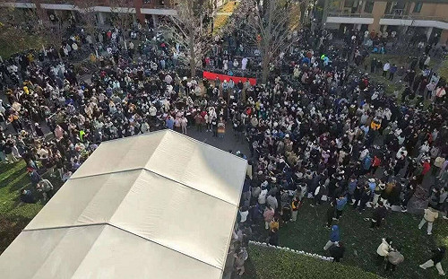 史詩級的抗議! 51 所大學響應「白紙革命」2老師挺身保護學生 與武警對峙