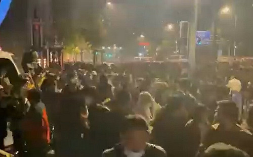 (影)中共槍桿子對人民!「白紙革命」反不當封控求生存 武漢公安竟開槍