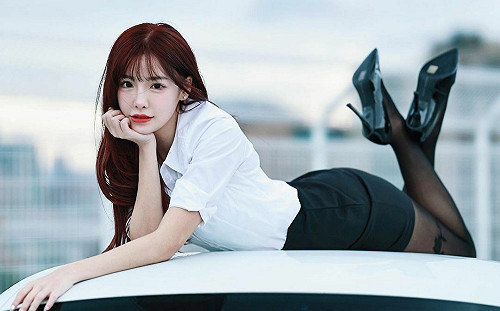 「啦啦隊女神」李恩菲辣扮OL！黑絲長腿網驚艷：樂天第一美