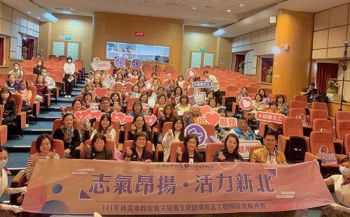 新北衛生局長陳潤秋頒獎表揚111年衛生局績優志工