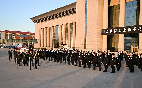 好巧！ 江澤民起靈儀式就辦在烏魯木齊中路旁 移靈禮兵竟沒戴口罩？