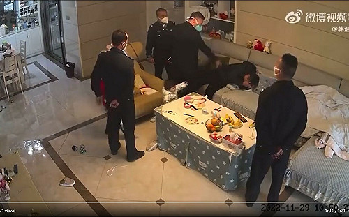 (影)中國又見防疫暴力！湖南官員入民宅當幼童面打人 3警察冷眼旁觀