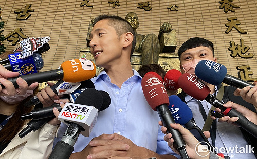 媒體質疑每年來母校校慶？吳怡農被問到反問：你希望我說些什麼