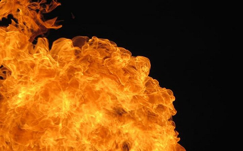 南投市「垃圾山」突起火！疑沼氣產生自燃　撲滅恐需數天