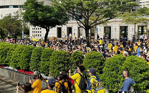 中職／百萬象迷出動！兄弟遊行癱瘓仁愛路