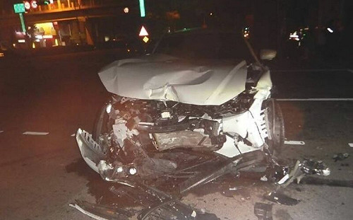 台灣大道車禍！小黃疑搶快違規左轉　2車相撞翻覆車頭毀