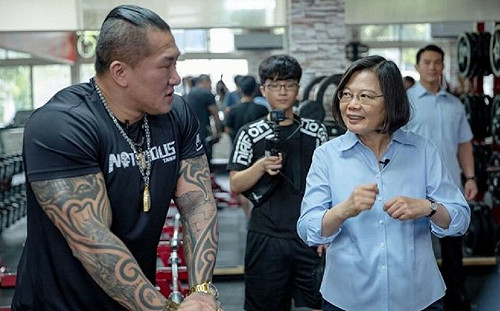 民進黨發幾千萬標案給YouTuber? 網紅諷 :我怎麼沒 全被館長拿走了? 