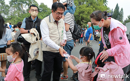 耶誕跨年親子活動善糖甜蜜好時光  黃偉哲發禮物陪市民歡度聖誕