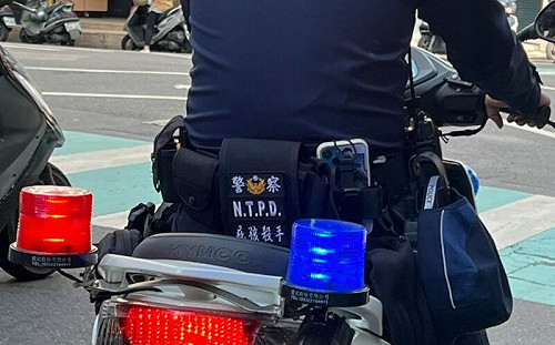 巡邏警察腰包「4字標語」超剽悍！3萬人嗨聲援：說到做到