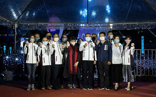 新北耶誕城全新主燈 光影特效磅礡解構市府大樓