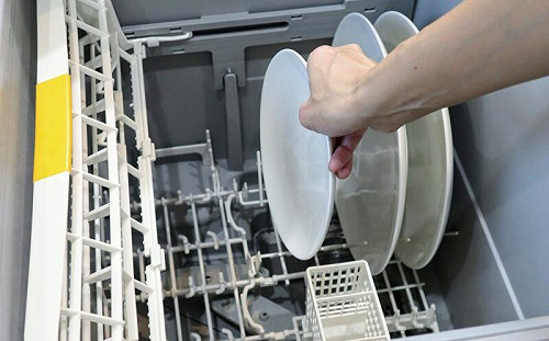 洗碗機好輕鬆?當心吃進化學殘留物 醫籲「1步驟」別忘