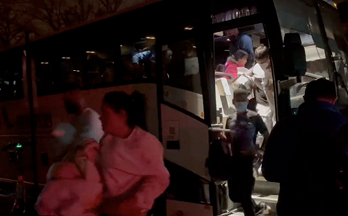 產地直送？ 德州長把移民直丟賀錦麗家門口 已運了8千4百人到華府