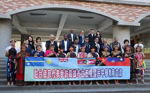 6國使節拜訪高雄五福國中 學生擔任迎賓大使秀雙語實力