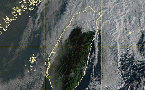 雲層明顯分界!南北天氣如「2國度」 網嘆:南太陽可以北送嗎?