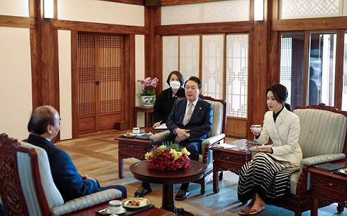 茶敘「穿拖鞋、翹腳」 南韓第一夫人遭在野黨怒轟「外交失禮」