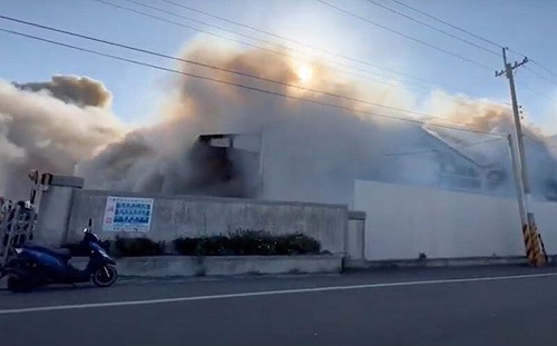 彰化環保公司鐵皮廠房火警！濃煙竄天 消防人員急灌救