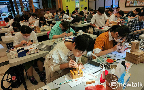 龍山獎大專青年篆刻臨摹大賽  80餘位大專篆刻新秀同場較勁