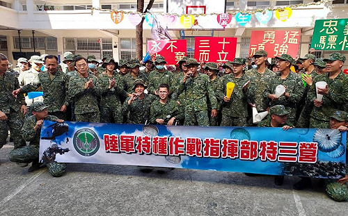 曾判終身癱瘓  靠意志康復 秦良丰返部隊過生日感慨：想再跳傘、行軍 