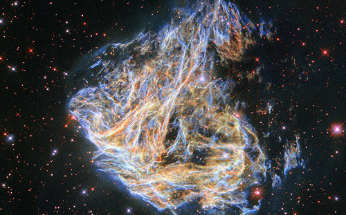 天體煙火秀！ 劍魚座多彩超新星殘留物 被哈伯望退役遠鏡拍到