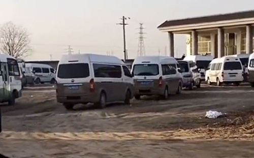 (影) 屍橫遍野!不只北京 石家莊火葬場也要排隊 醫院擠爆只能躺擔架