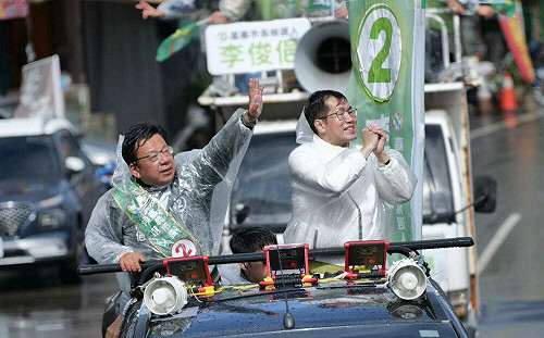 羅致政陪同冒雨車掃 李俊俋：選民鼓勵內心溫暖