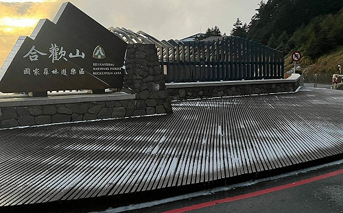 合歡山凌晨降初雪遊客興奮 水氣減少難再下雪