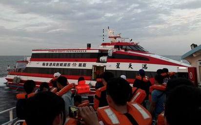 客輪擱淺布袋外海 300旅客受困 海巡救援