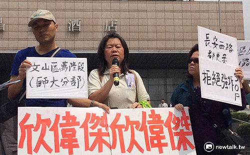 柯P開居住正義論壇 都更戶:想焚書抗議