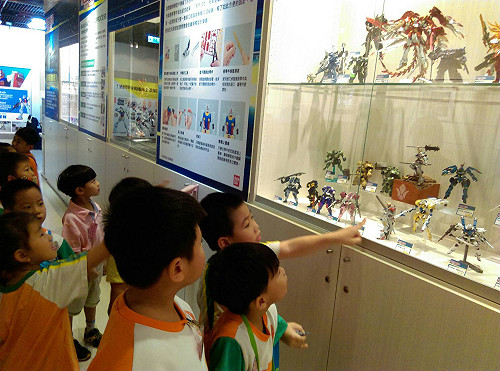 機器人藏在圖書館？鋼普拉讓你親手組裝