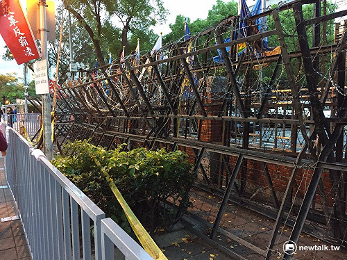 備戰夜宿圍城！立院四面架起蛇籠拒馬