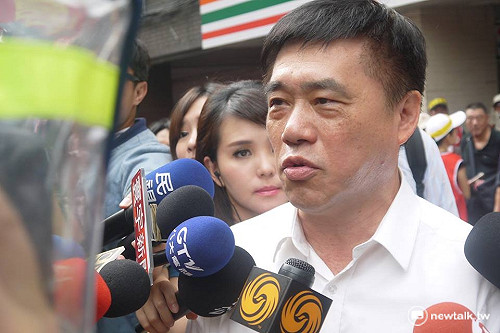 郝龍斌現身立院 軍公教高喊讚