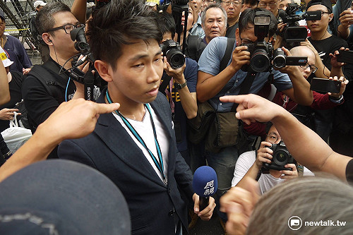 反年改群眾攻擊媒體　搶新頭殼記者相機與記者証