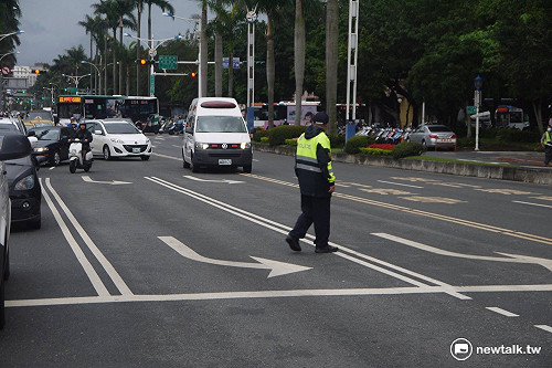 軍公教遊行斷路 救護車被迫迴轉繞道