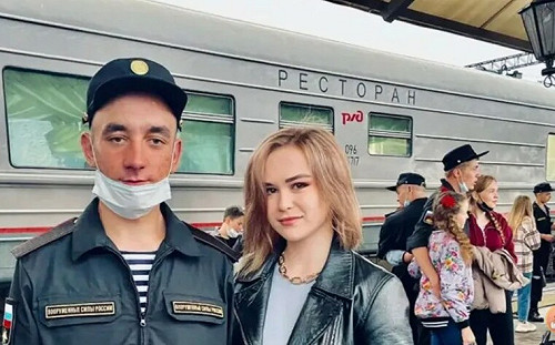 沒招了? 俄軍募兵宣傳片如詐騙:簽下去前女友求復合、薪水買新車