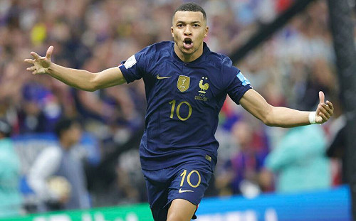 姆巴佩中場發表演講 激勵隊友反擊