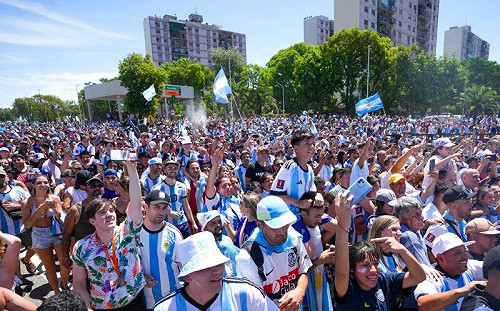 400萬人狂歡 冠軍遊行提前結束