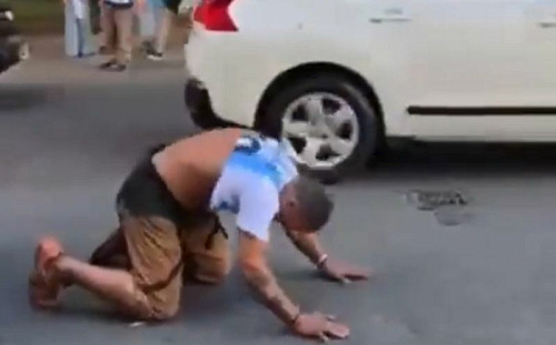 流浪老翁獲贈梅西球衣!畫面超感動